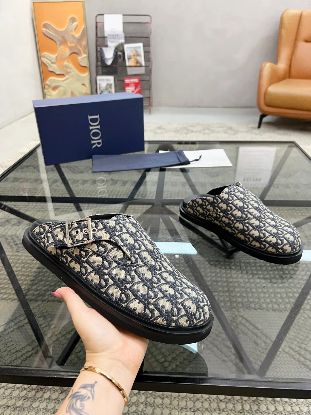 Men's Men's Shoes 💰340 [New Style] 🐝🐝2025ss Dior's latest men's slippers are a must-have. Dior Alias ​​Men's Genuine Leather Slippers This summer new Alias ​​sandal embodies a casual and elegant style. Carefully crafted from grained cow leather and Oblique printed fabric, with cowhide lining! Cross-strap design with metal-clad brass CD Diamond logo. The imported cowhide leather and rubber sole adds sophistication and comfort, while Oblique print-effect anti-slip panels add style. Code: 38-44 (45 can be customized